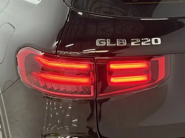 MERCEDES-BENZ GLB