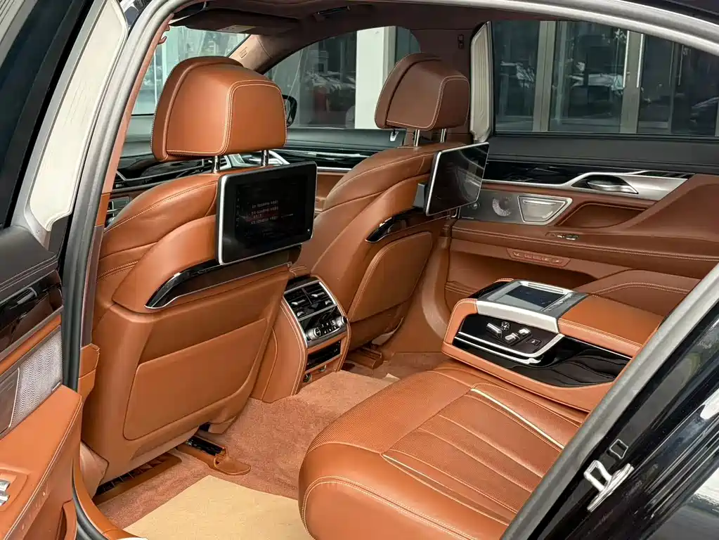 BMW 7 Series — миниатюра 12