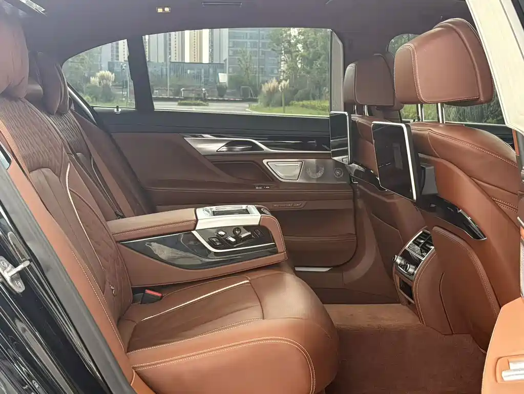 BMW 7 Series — миниатюра 17