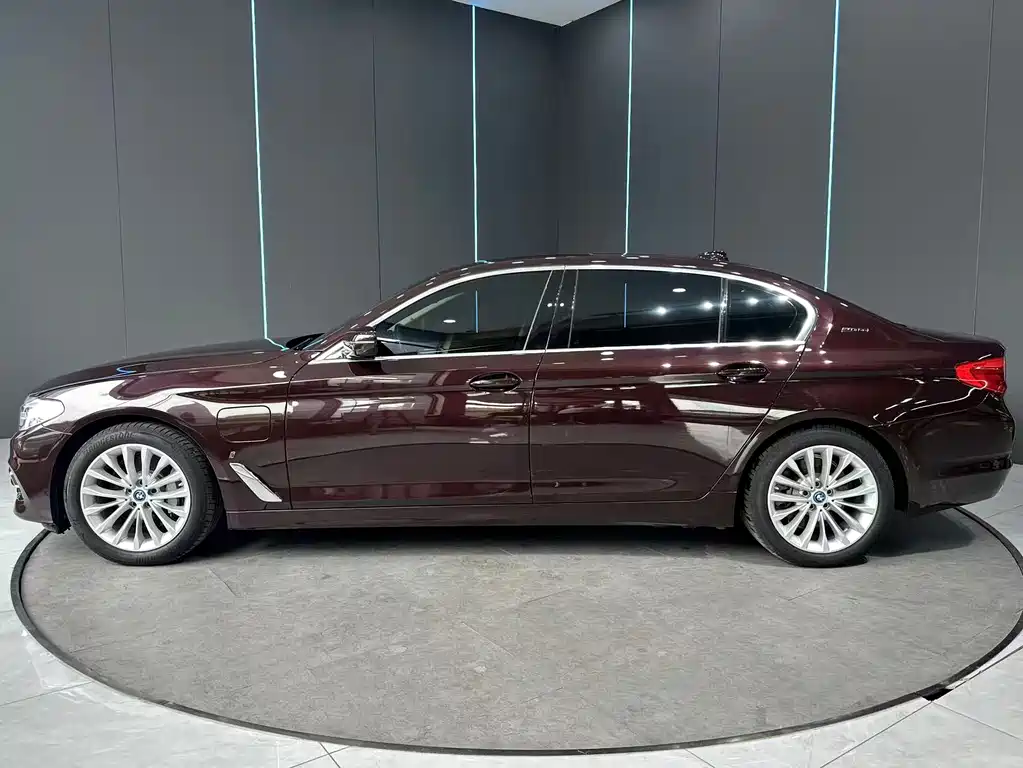 BMW 5 Series New Energy — миниатюра 5