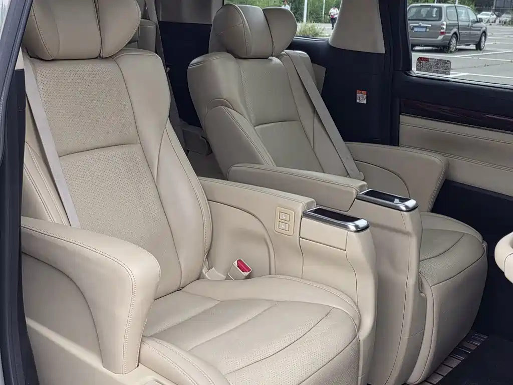 Toyota Alphard — миниатюра 12