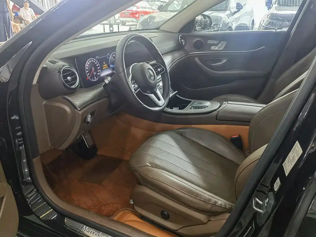 Mercedes-Benz E-Class — миниатюра 9
