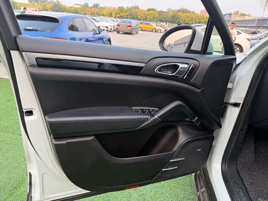 Porsche Cayenne — миниатюра 5