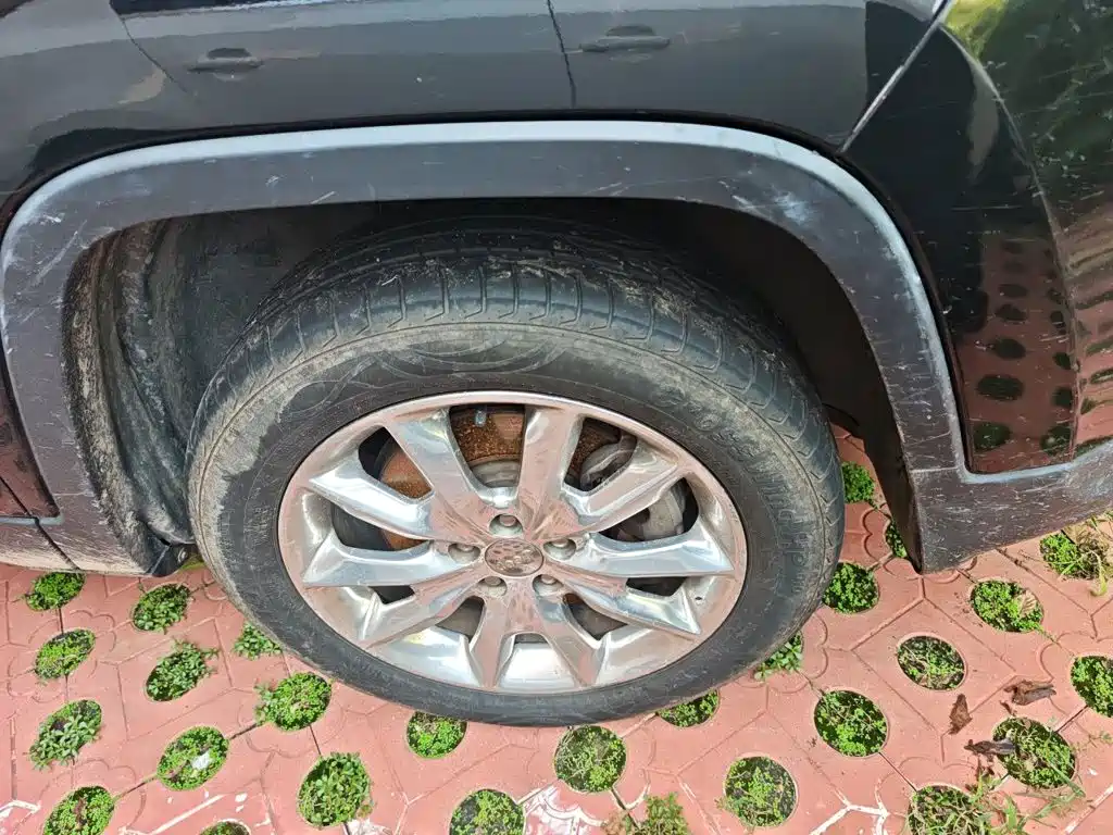Jeep Cherokee (Import) — миниатюра 8