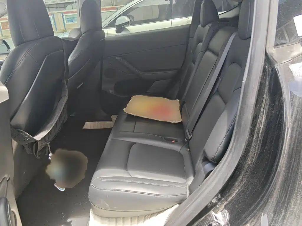 Tesla Model Y — миниатюра 15