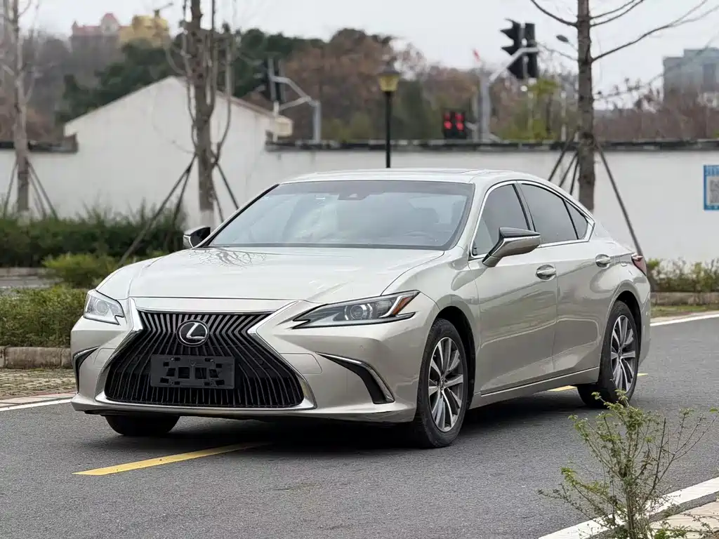 Lexus ES 2019