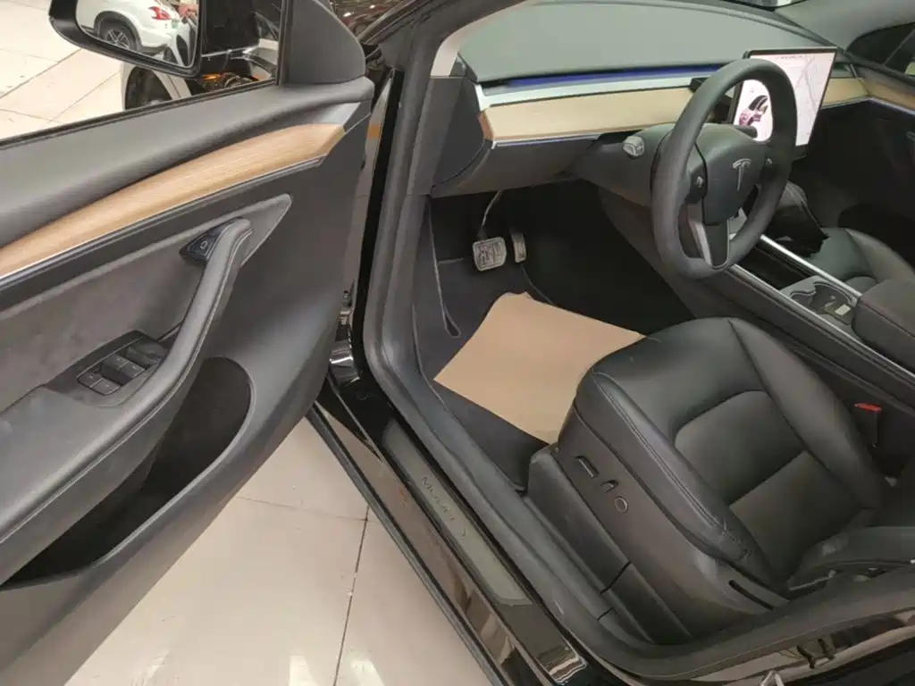 Tesla Model Y — миниатюра 16