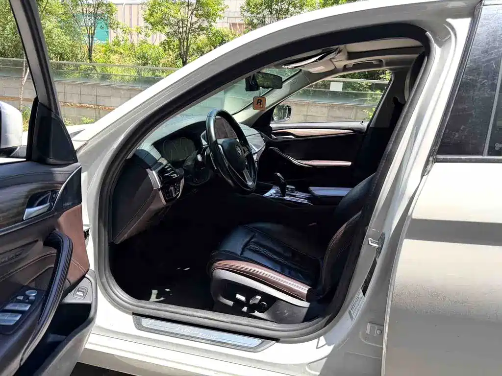 BMW 5 Series — миниатюра 6