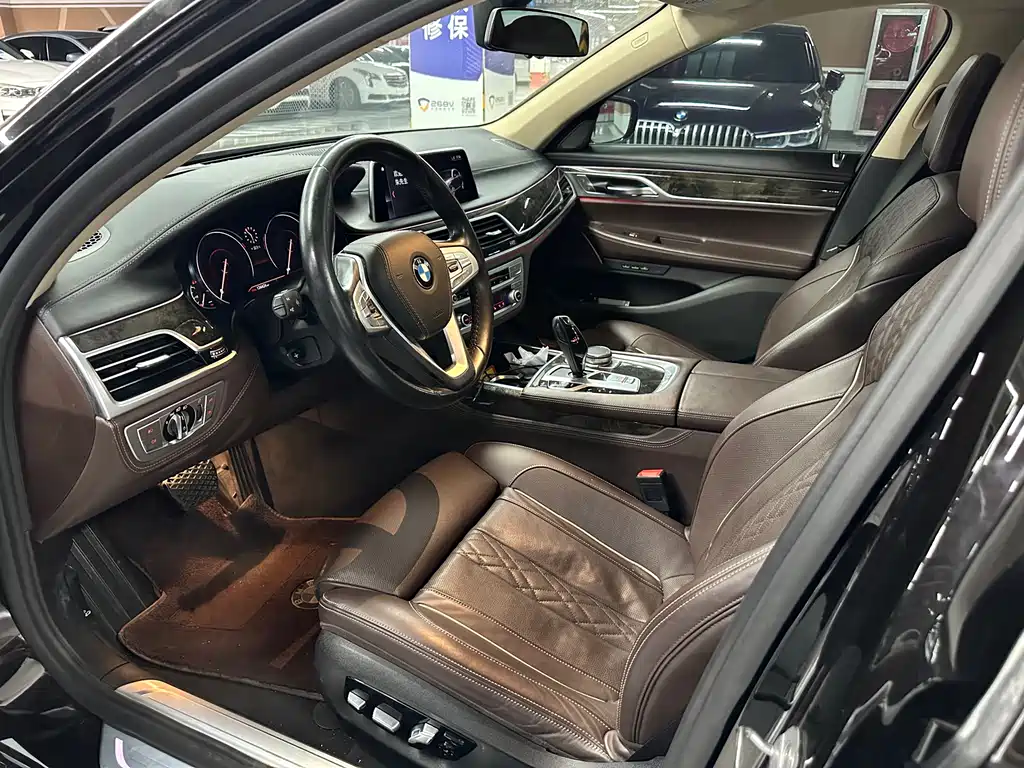 BMW 7 Series — миниатюра 8