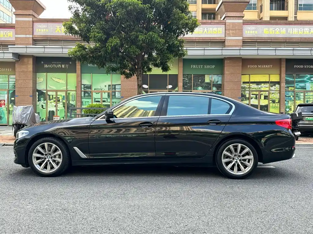 BMW 5 Series — миниатюра 9