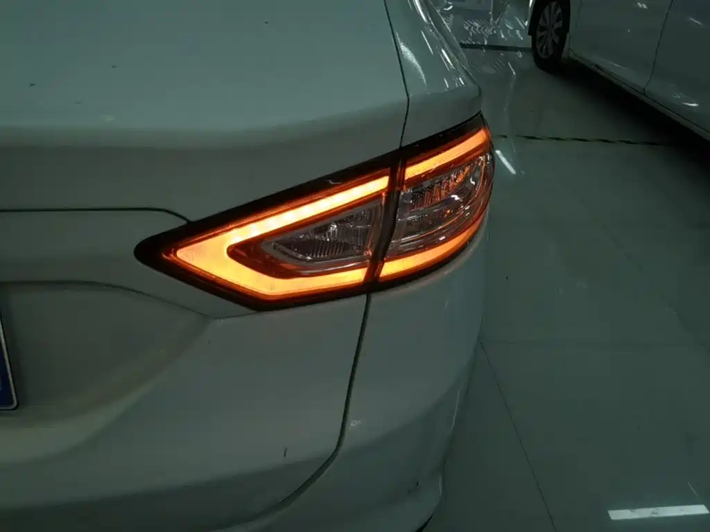 Ford Mondeo — миниатюра 8