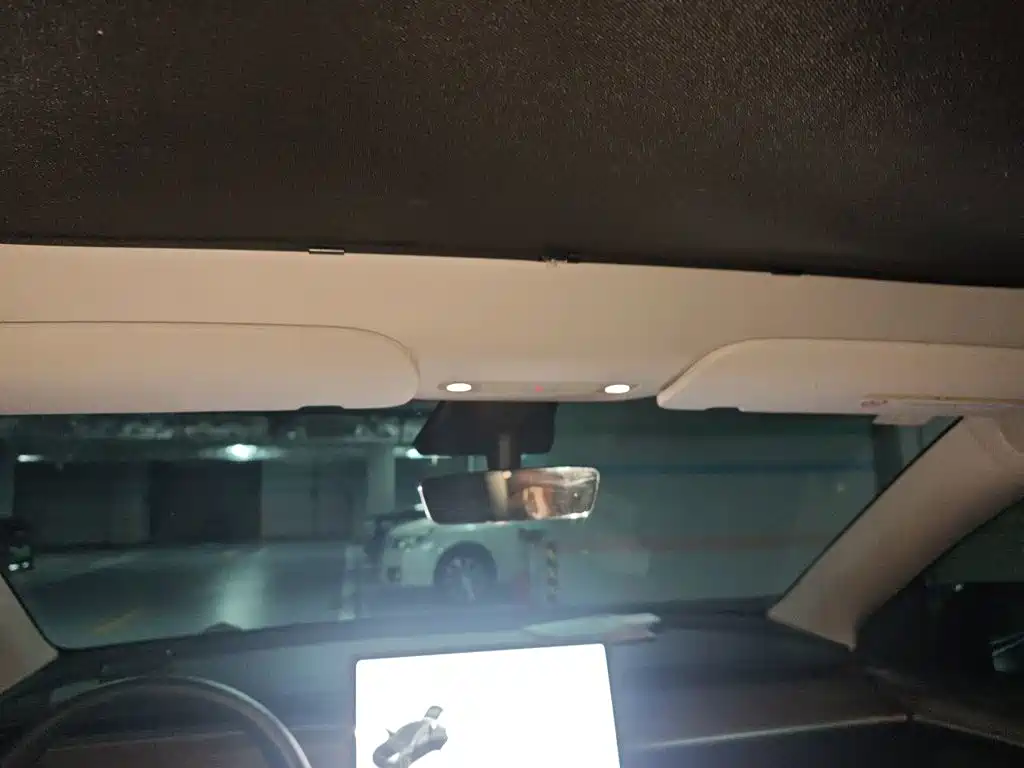 Tesla Model Y — миниатюра 9