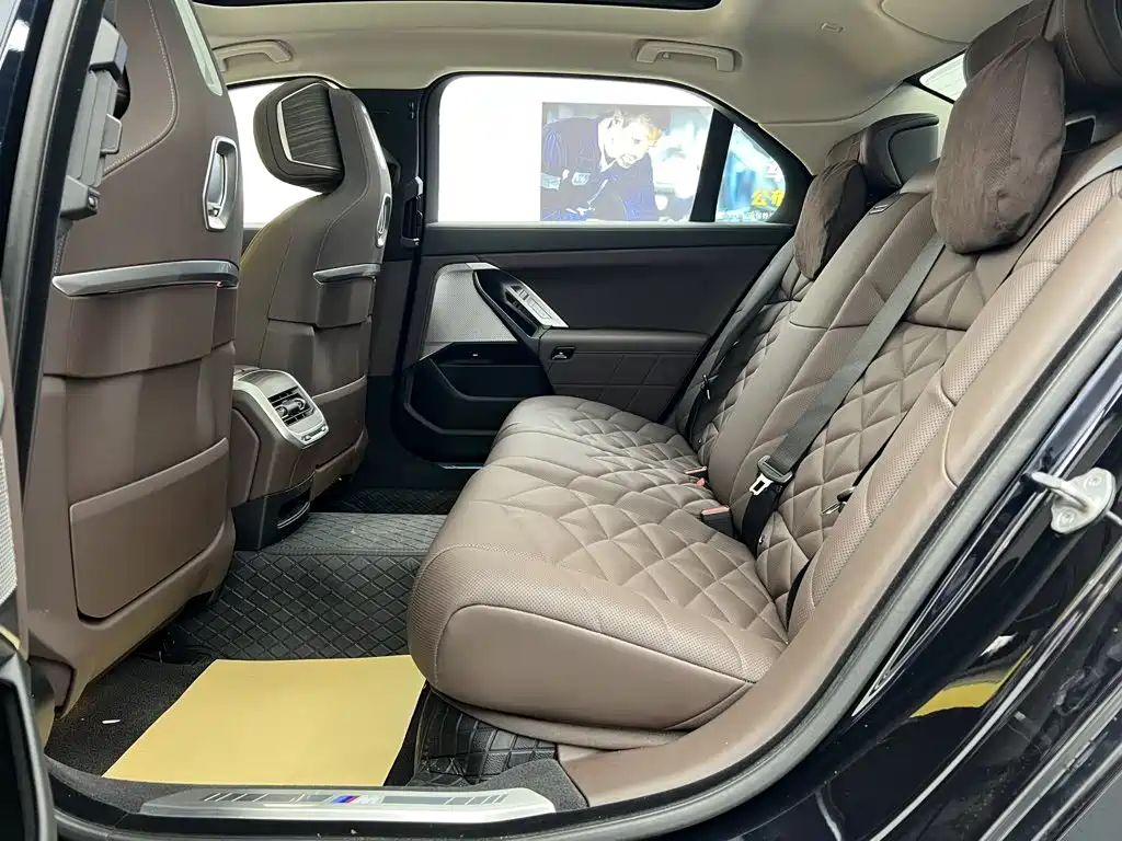 BMW 7 Series — миниатюра 37
