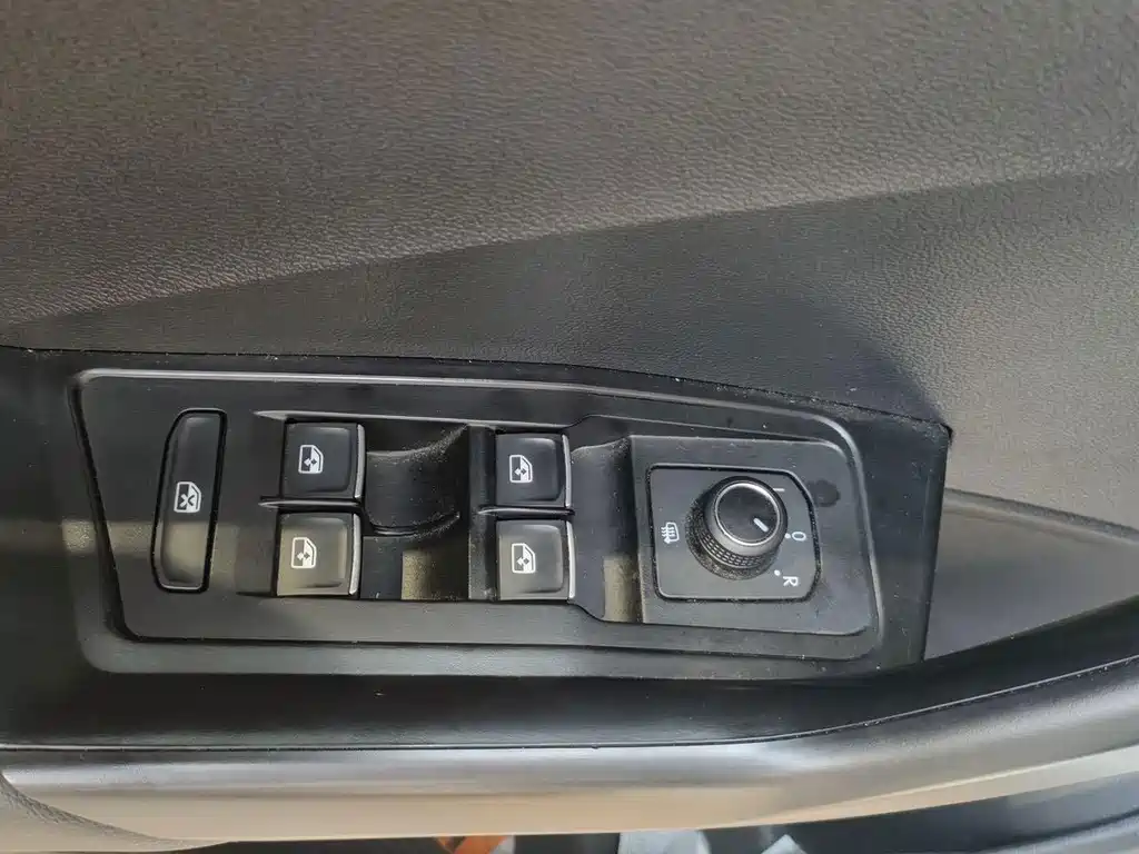 Volkswagen T-Roc — миниатюра 10