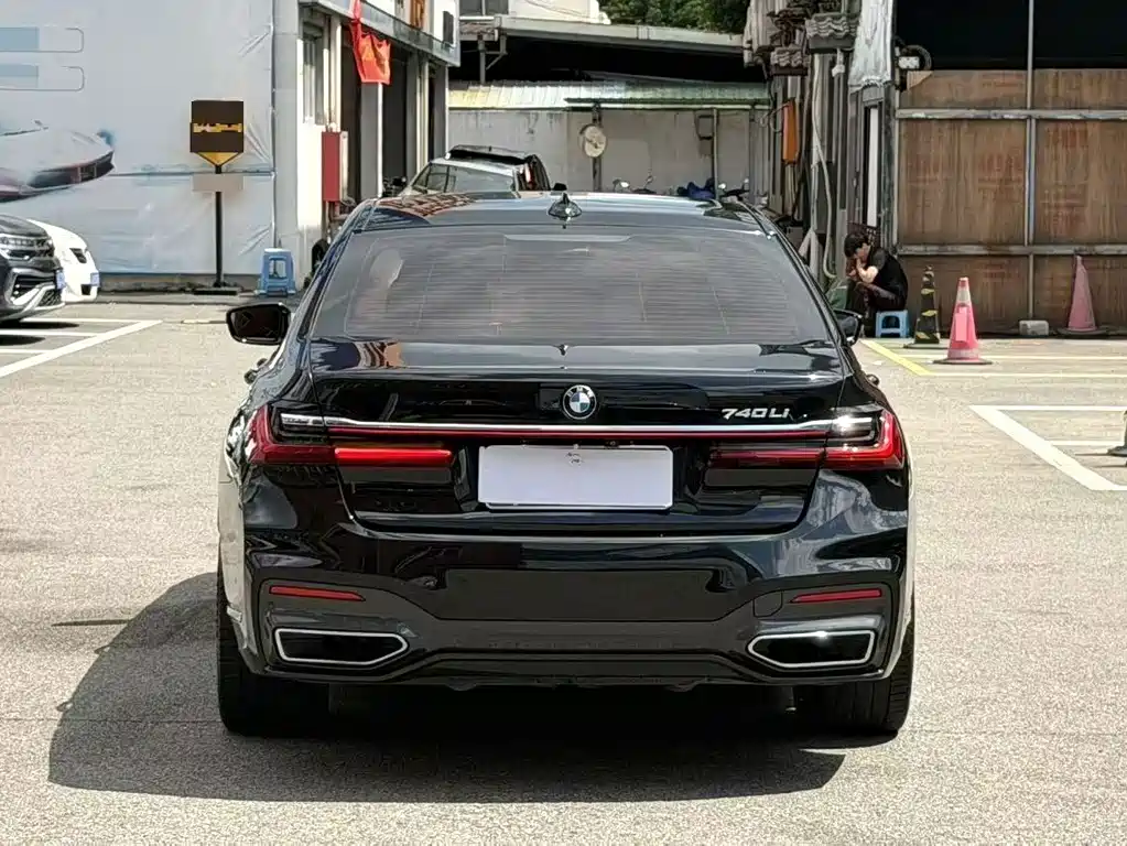 BMW 7 Series — миниатюра 8