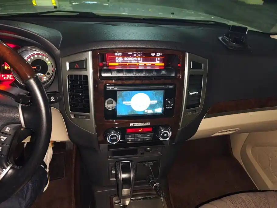 Mitsubishi Pajero (Import) — миниатюра 13
