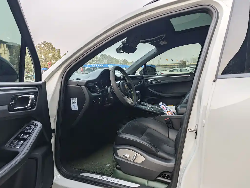 PORSCHE MACAN