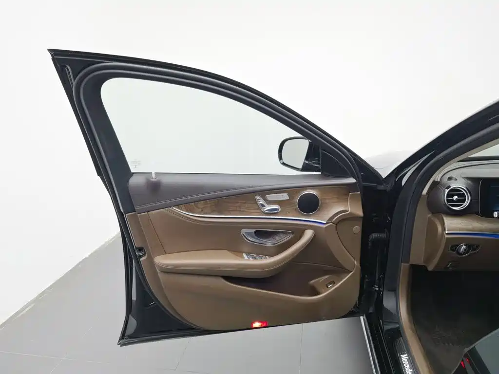 Mercedes-Benz E-Class — миниатюра 8