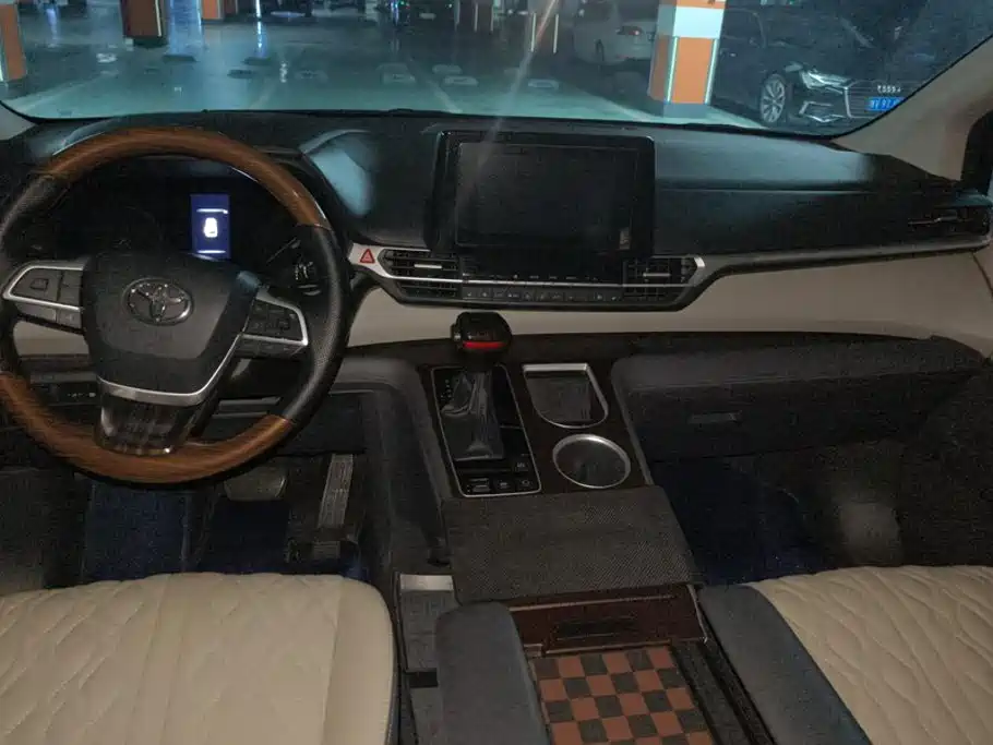 Toyota Granvia — миниатюра 12