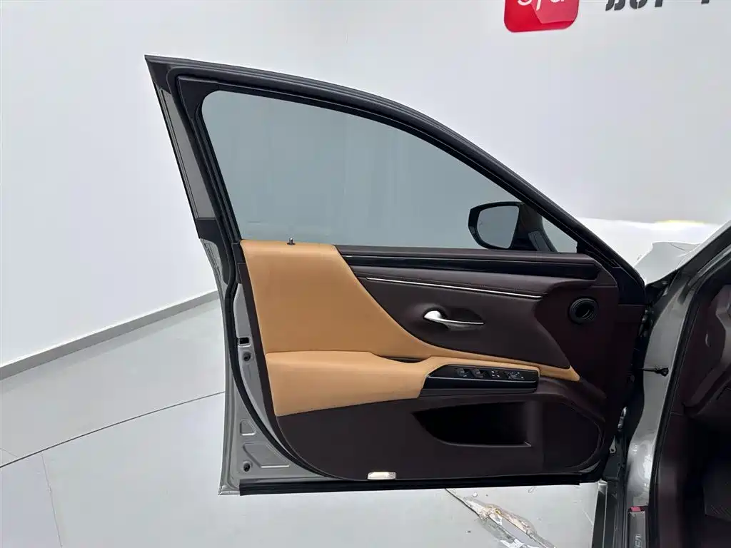 Lexus ES 2020 300h
