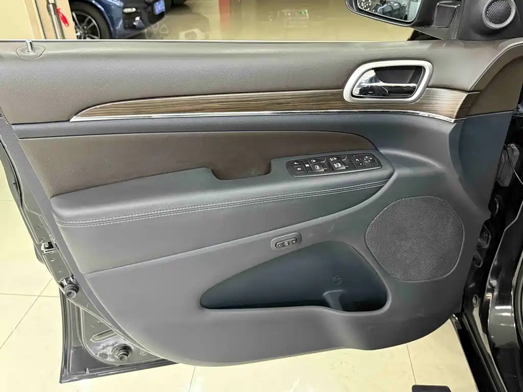 Jeep Grand Cherokee (Import) — миниатюра 4
