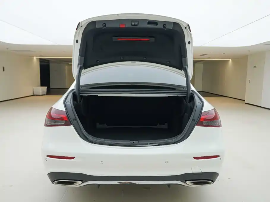 Mercedes-Benz E-Class — миниатюра 5