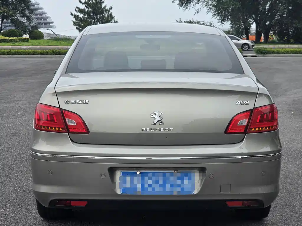 Peugeot 408 2013 1.6L MT Comfort