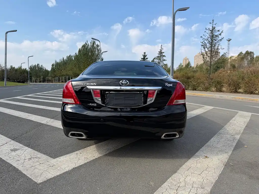 Toyota Crown — миниатюра 5