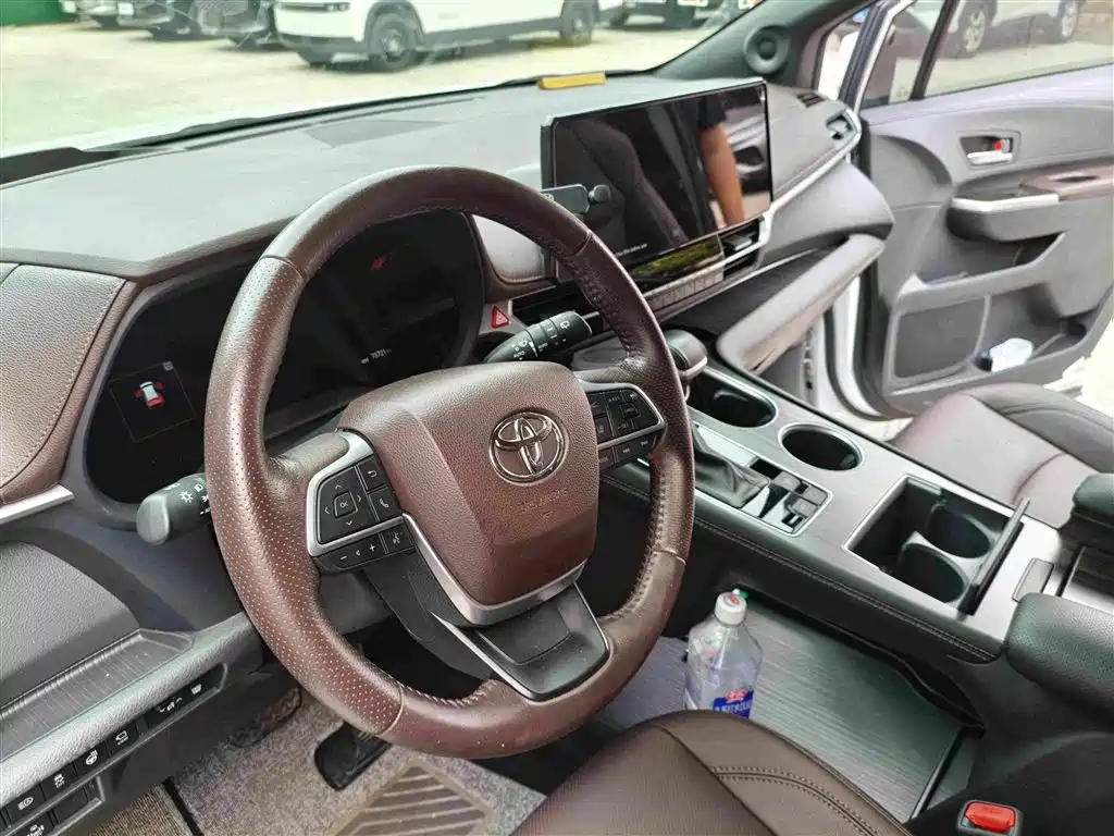 Toyota Sienna — миниатюра 10