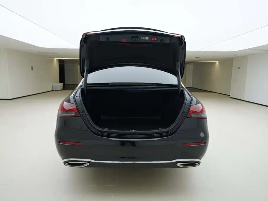 Mercedes-Benz E-Class — миниатюра 5