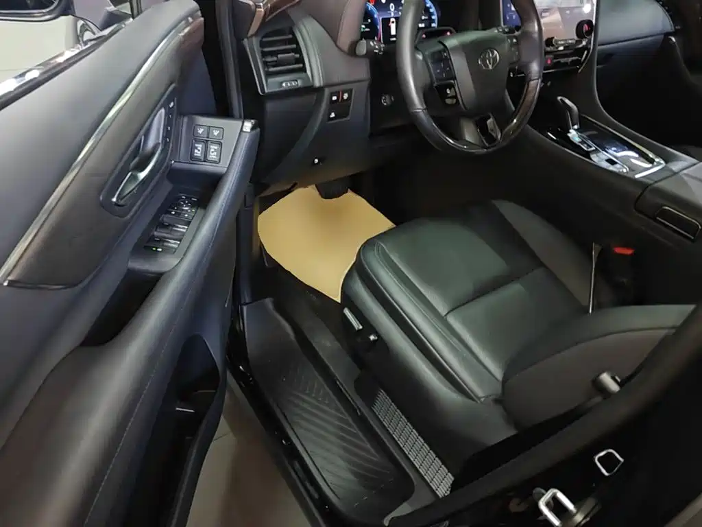 Toyota Alphard — миниатюра 16