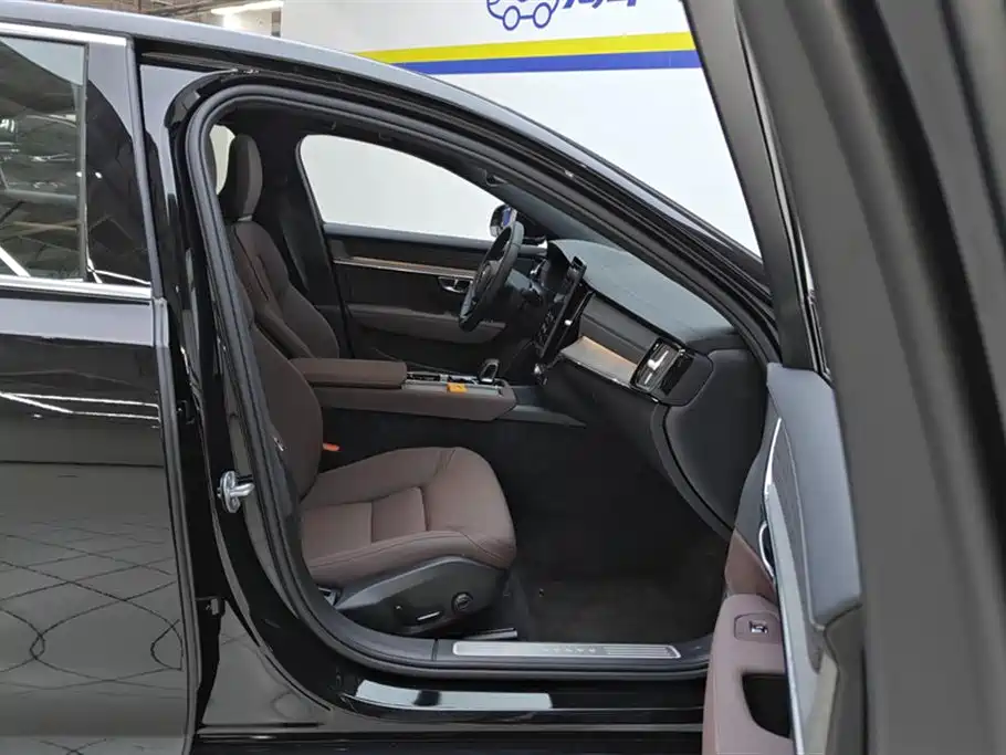 Volvo S90 2026 B5 Luxury