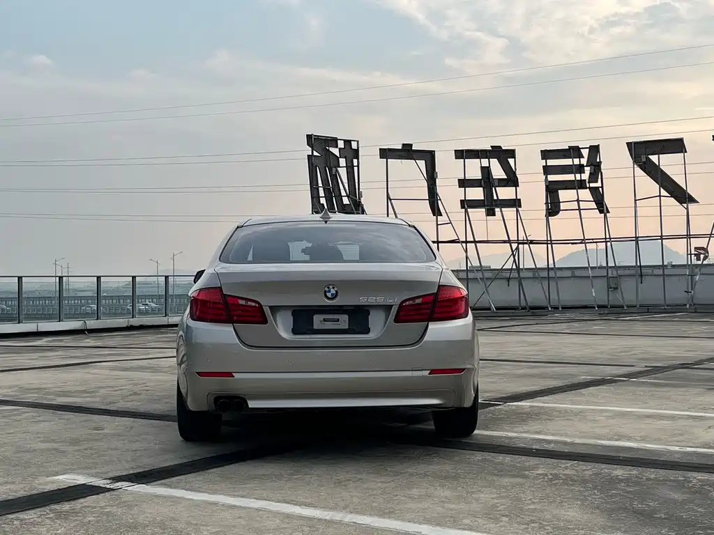 BMW 5 Series — миниатюра 8