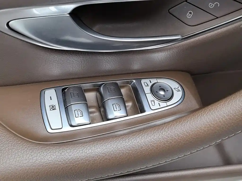 Mercedes-Benz E-Class — миниатюра 9