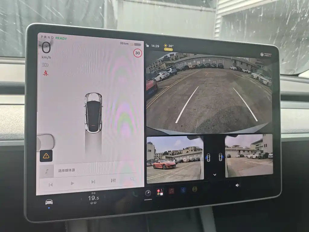 Tesla Model Y — миниатюра 13