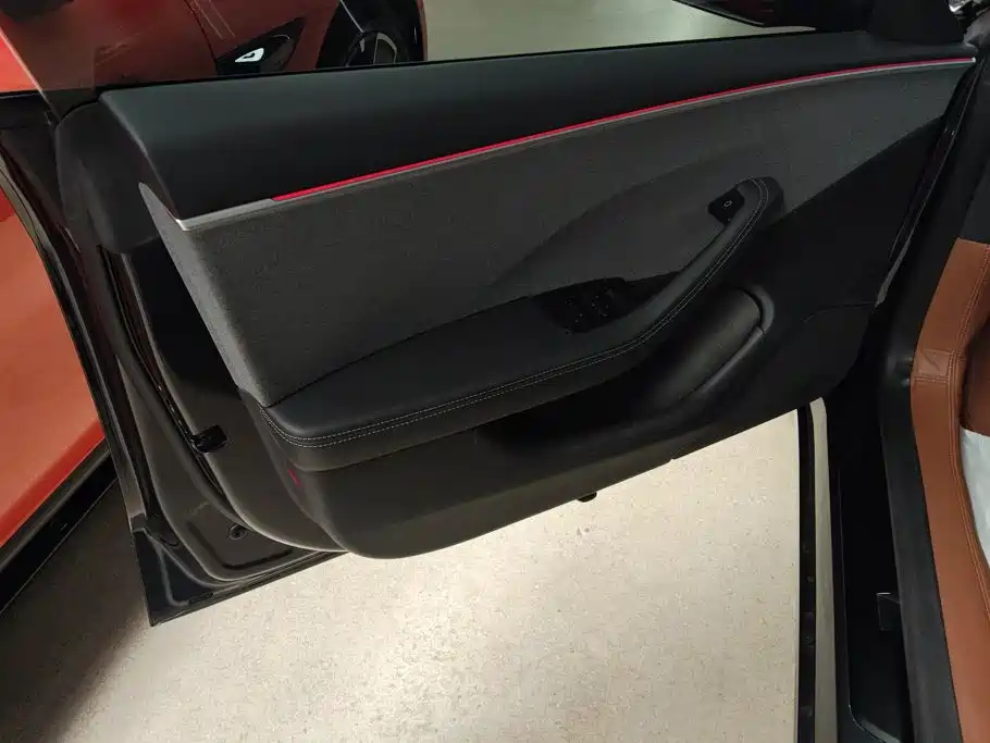 Tesla Model 3 — миниатюра 7