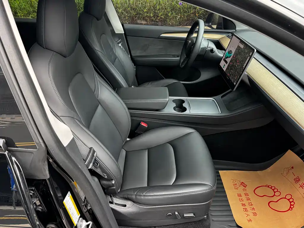 Tesla Model Y — миниатюра 12