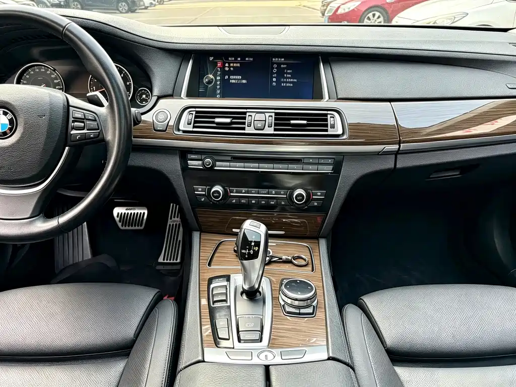 BMW 7 Series — миниатюра 6