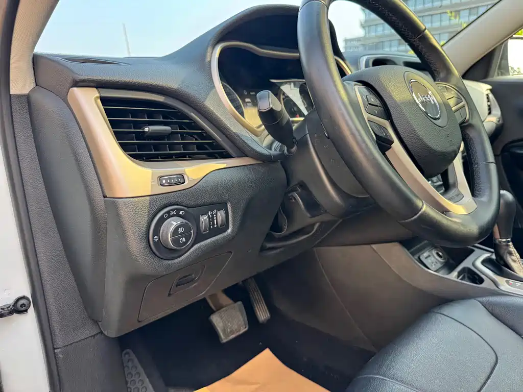 Jeep Cherokee — миниатюра 16
