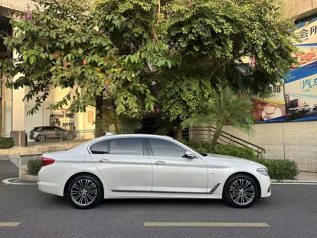 BMW 5 Series — миниатюра 11