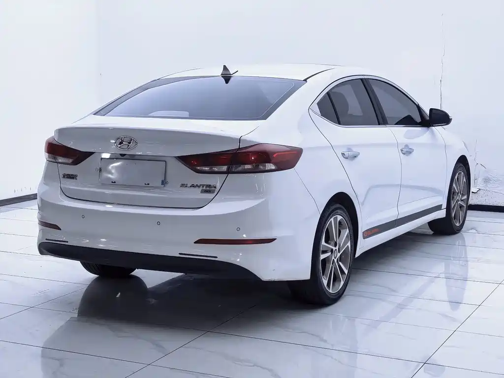 Hyundai Elantra — миниатюра 7