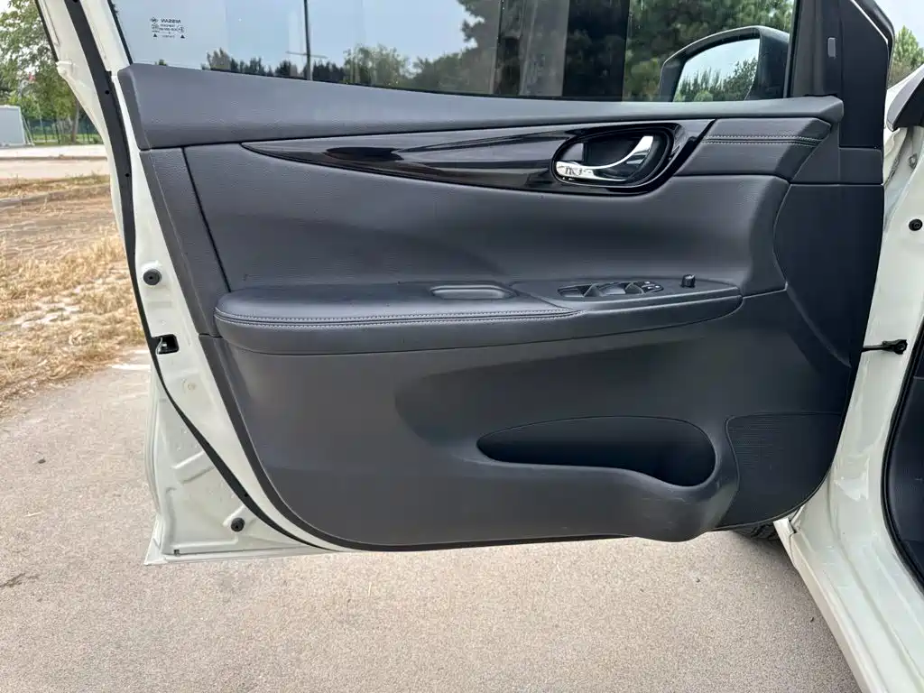 Nissan Tiida — миниатюра 12