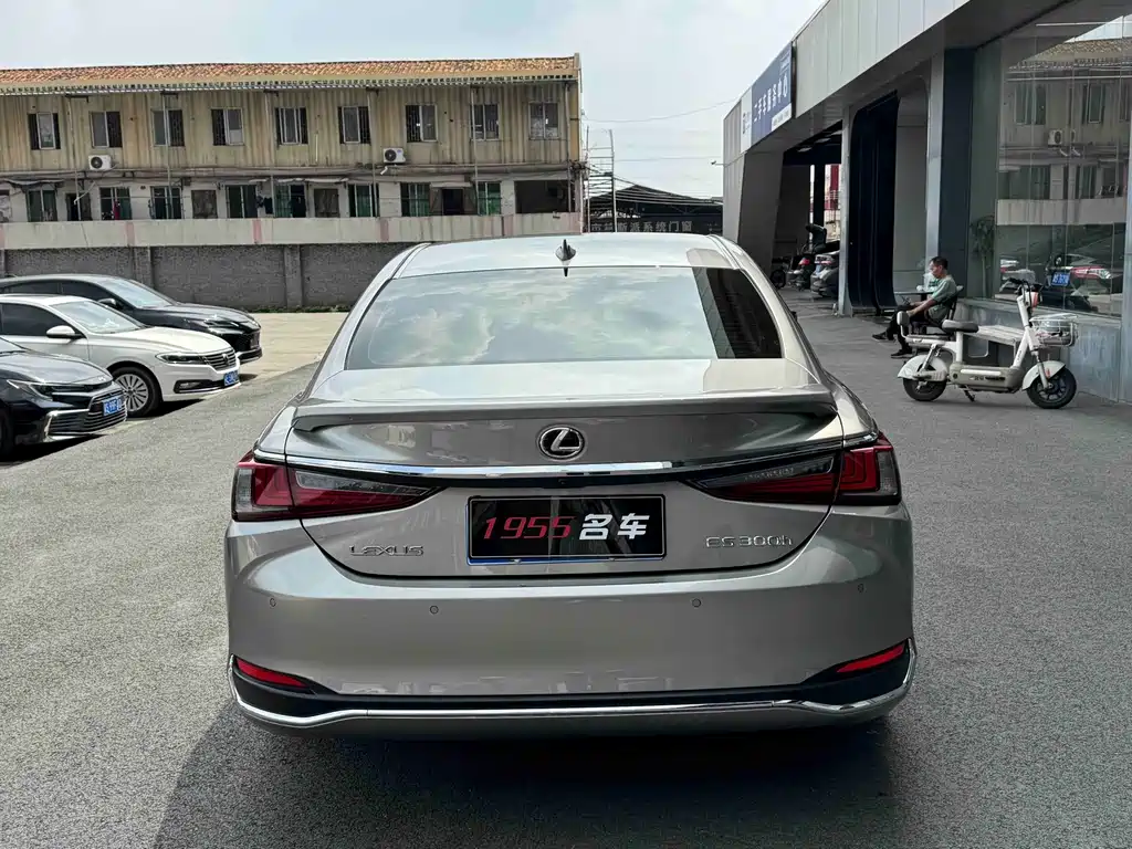 Lexus ES — миниатюра 8