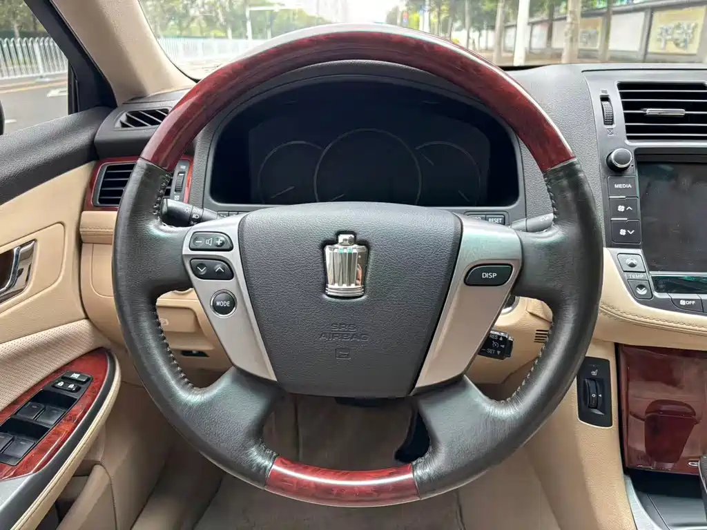 Toyota Crown — миниатюра 10