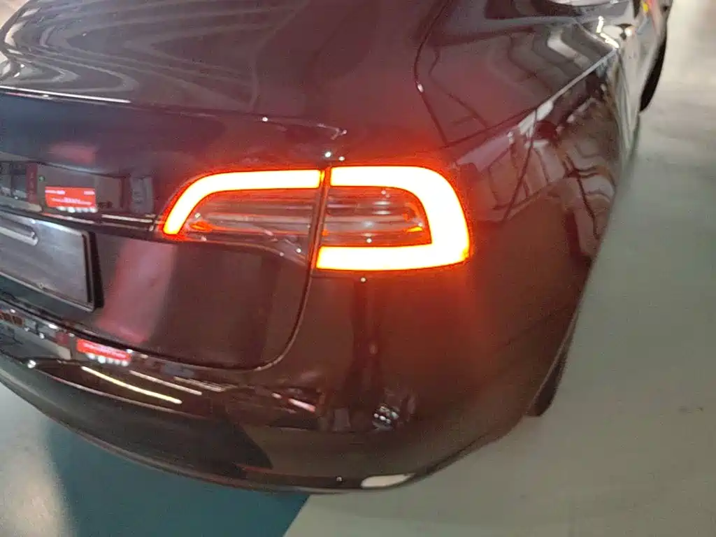 Tesla Model 3 — миниатюра 8