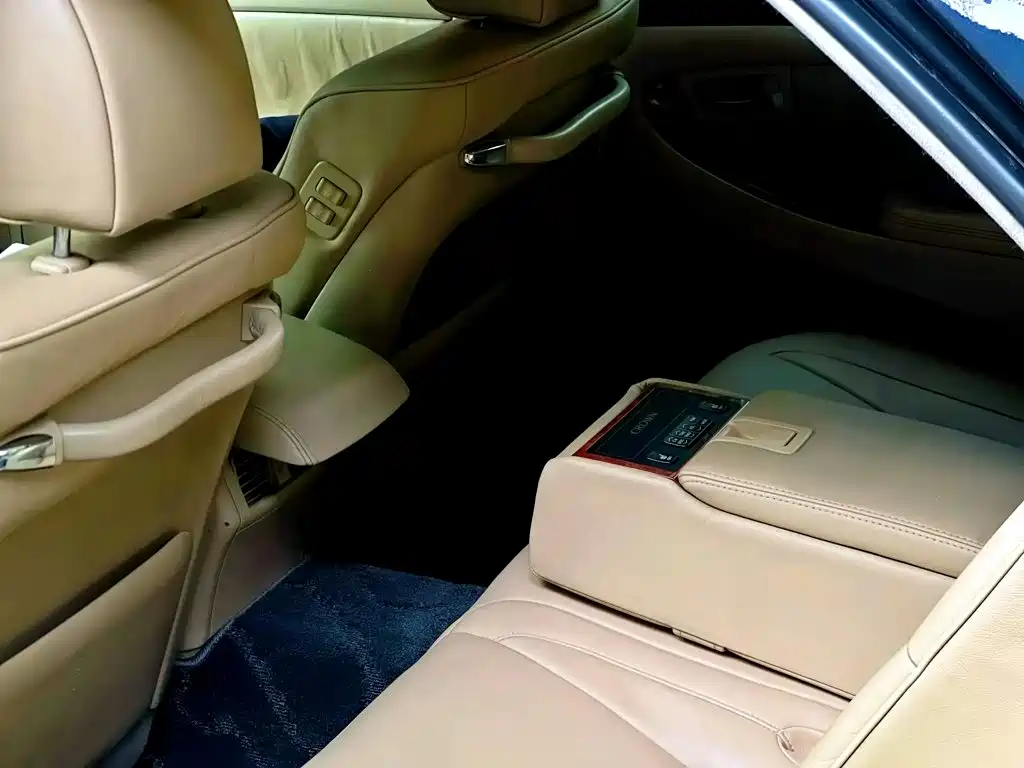Toyota Crown — миниатюра 12