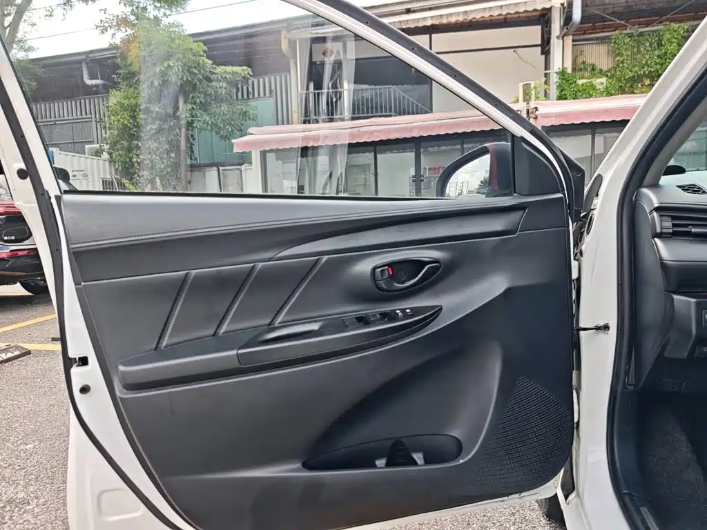 Toyota Yaris L — миниатюра 21