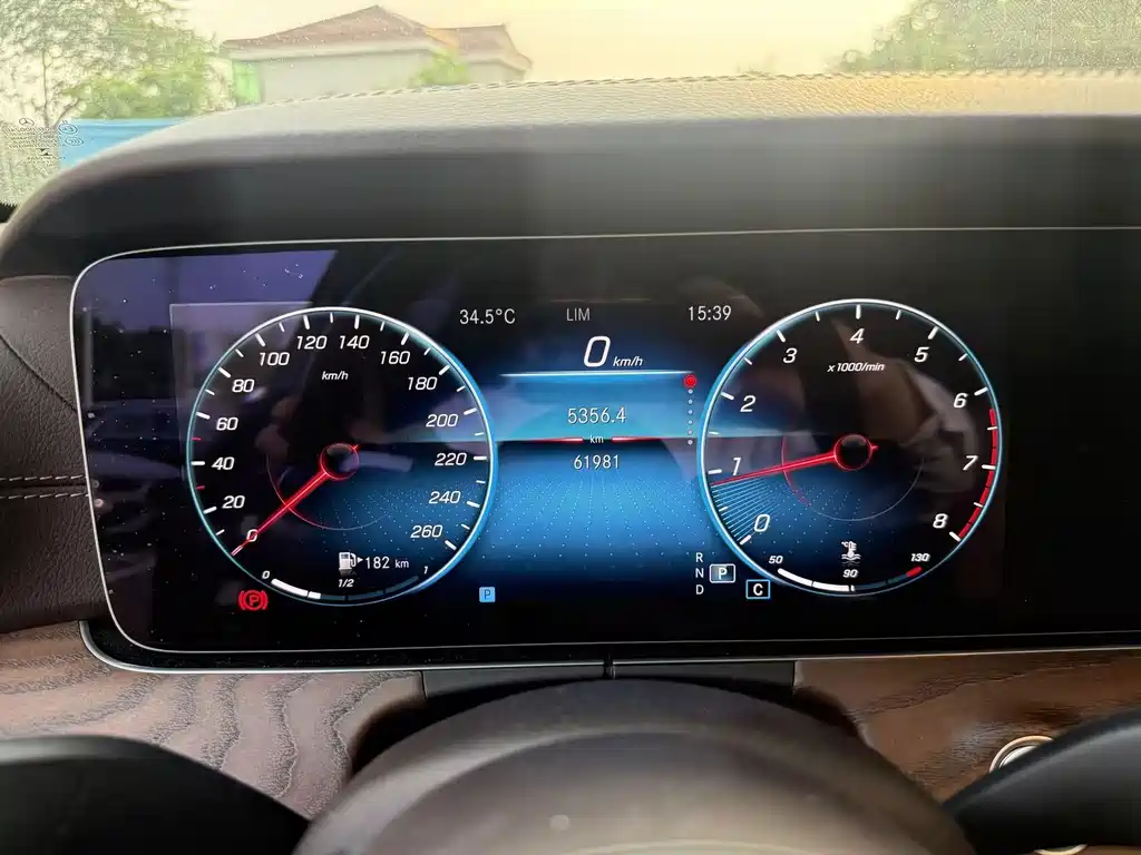 Mercedes-Benz E-Class — миниатюра 8