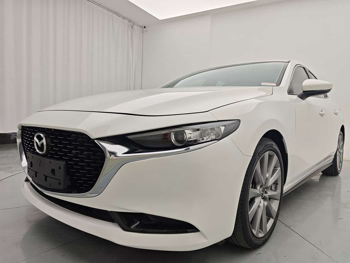 Mazda Mazda3 Axela 2.0 л 2021 г. Белый, пробег 28000 км