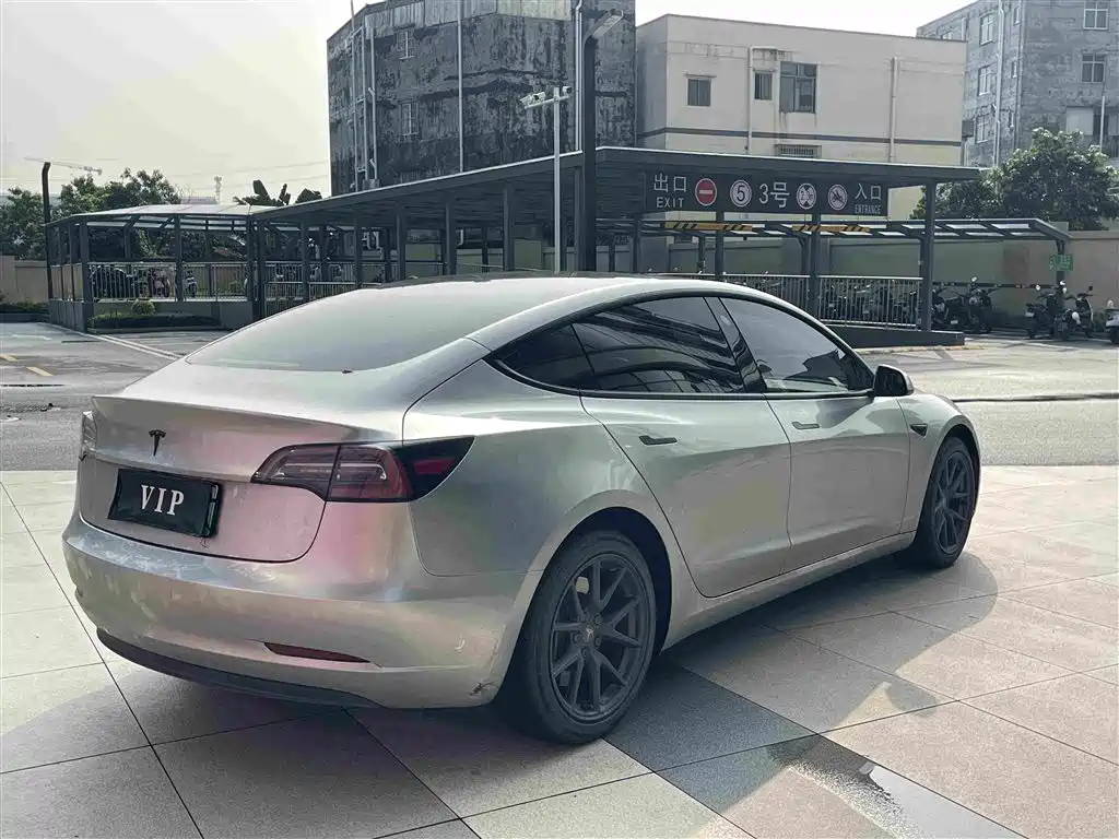Tesla Model 3 — миниатюра 7